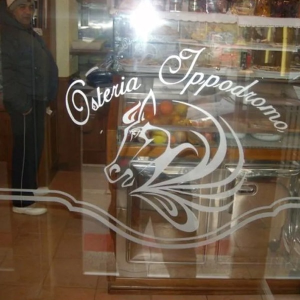 Vetrofanie personalizzate Milano Monza Brianza – Grafiche adesivi per  vetrine negozi uffici